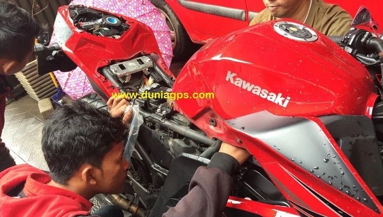 teknisi pasang gps tracker sepeda motor